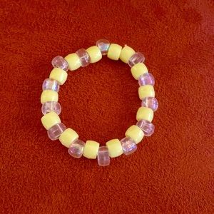 Yellow and clear bead bracelet woth stretchy cord